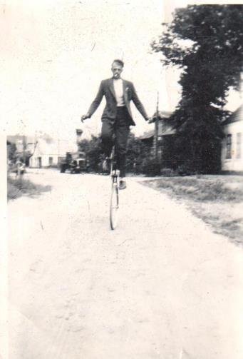 Edmund øver sig på en ethjulet cykel