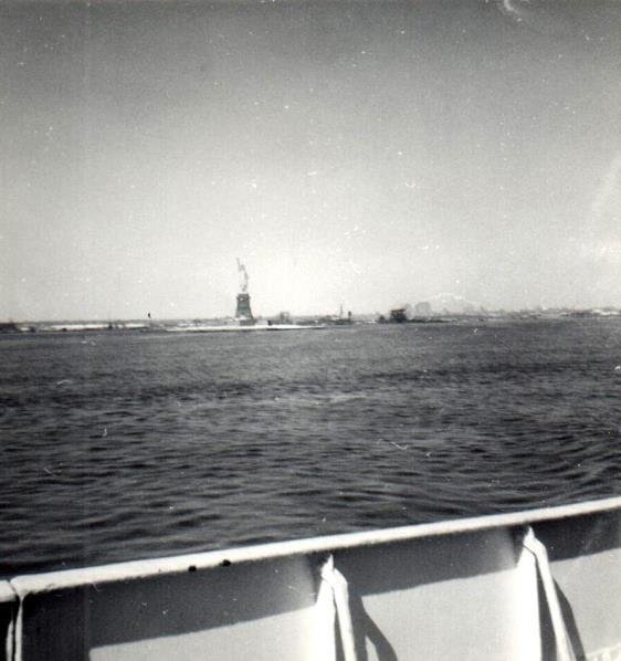 Frihedsgudinden i baggrunden, ved afsejlingen fra New York