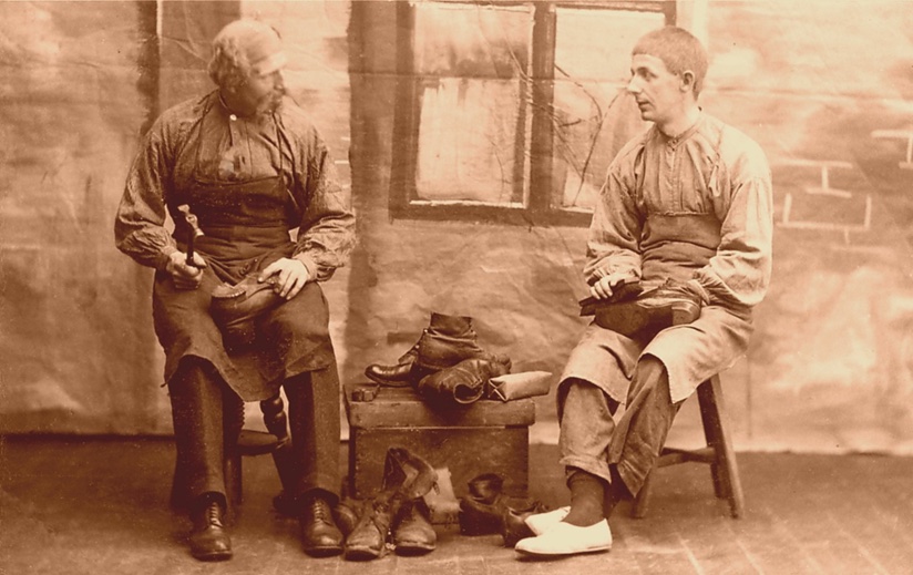 Niels Sørensen og Georg Holm i roller som skomagere