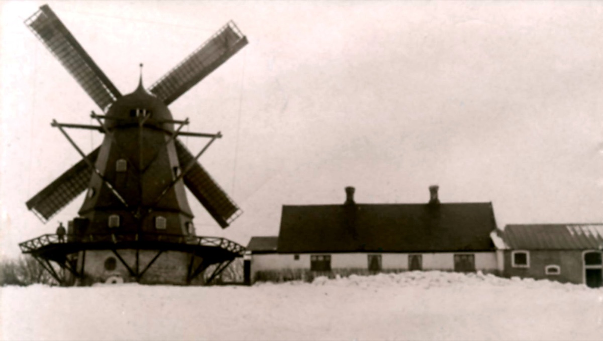 Bale Mølle med avlsbygninger, fotograferet en vinterdag