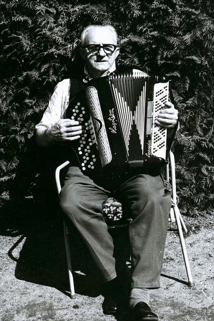 Pauli Damsgård med sin harmonika