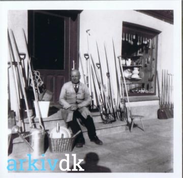 Isenkræmmer Aage V. Jensen foran butikken, ca. 1955