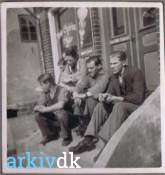 Medarbejdere fra Mørke Møbelsnedkeri på trappen foran Mørke Cigarhandel, Ebeltoftvej 9, ca. 1930